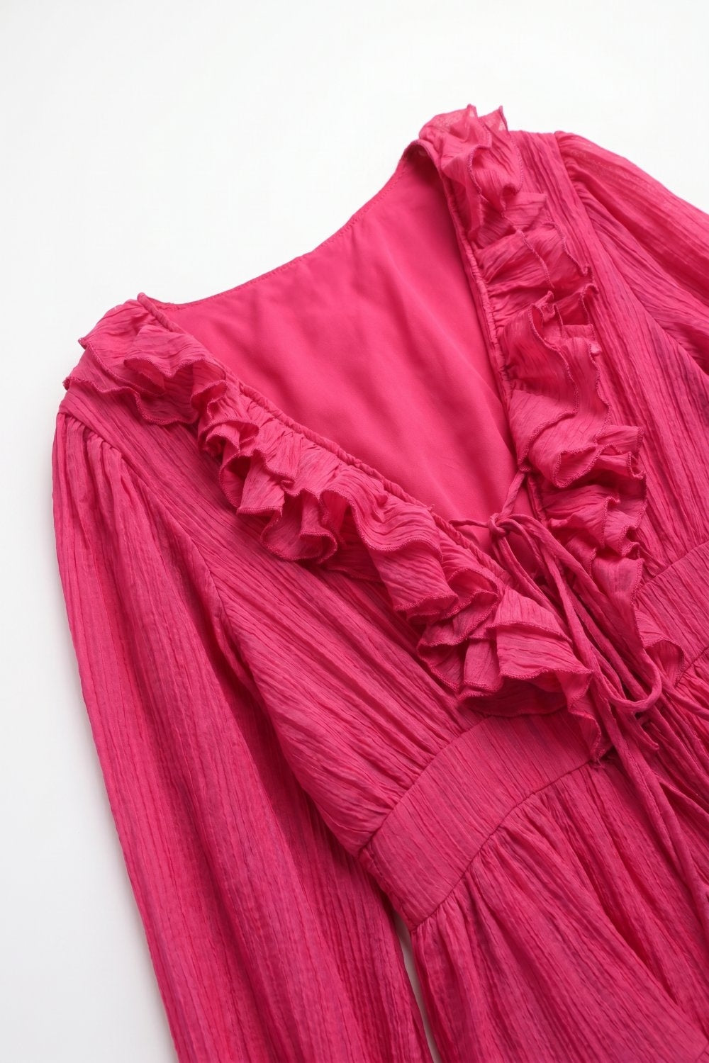 Vestido Mini Fúcsia de Chiffon Amassado com Babados Decote em V e Cintura Ajustável