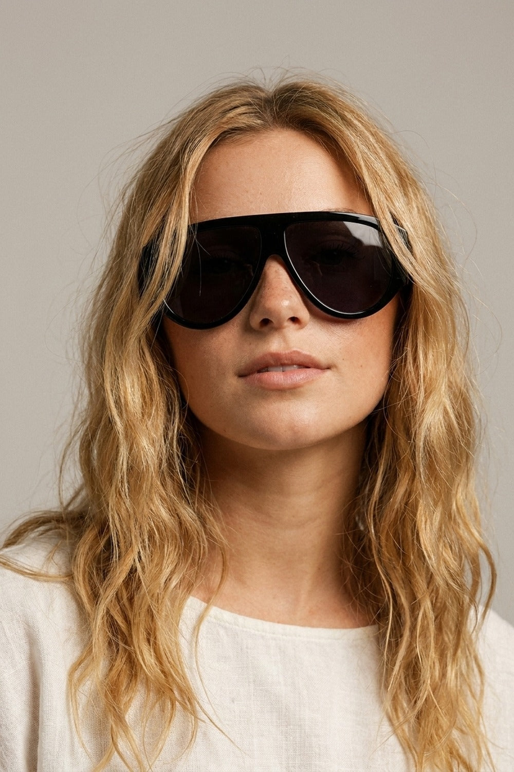 Óculos de Sol Escudo Preto Oversized com Lentes Escuras