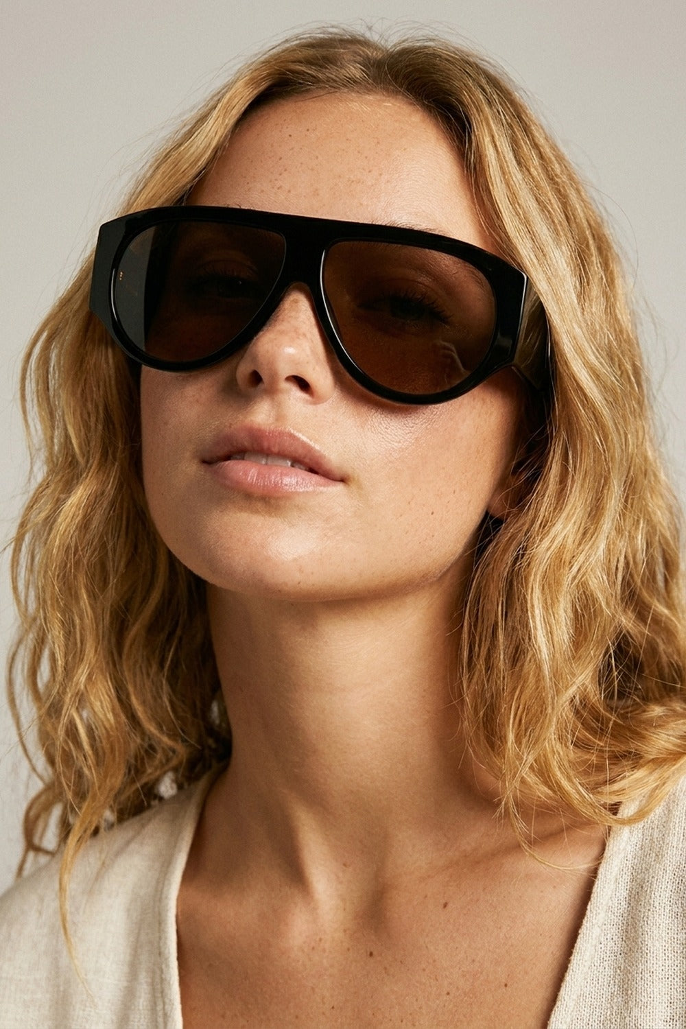 Óculos de Sol Pretos com Lentes Marrons