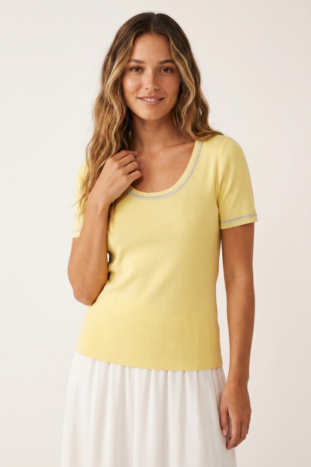 Camisola com gola redonda em malha canelada amarela com acabamento em lurex brilhante