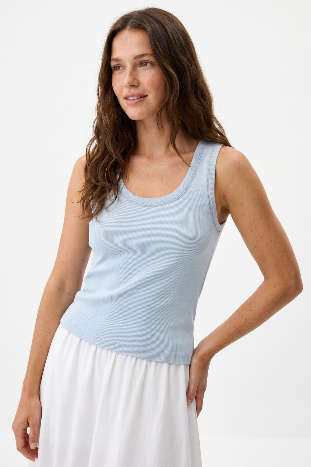 T-shirt de malha canelada azul clara com rebordo metálico