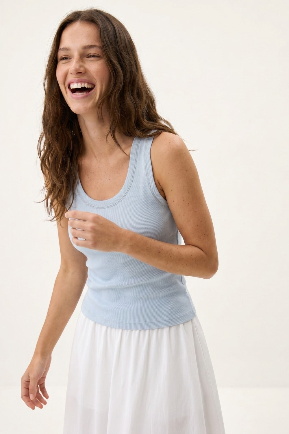 T-shirt de malha canelada azul clara com rebordo metálico