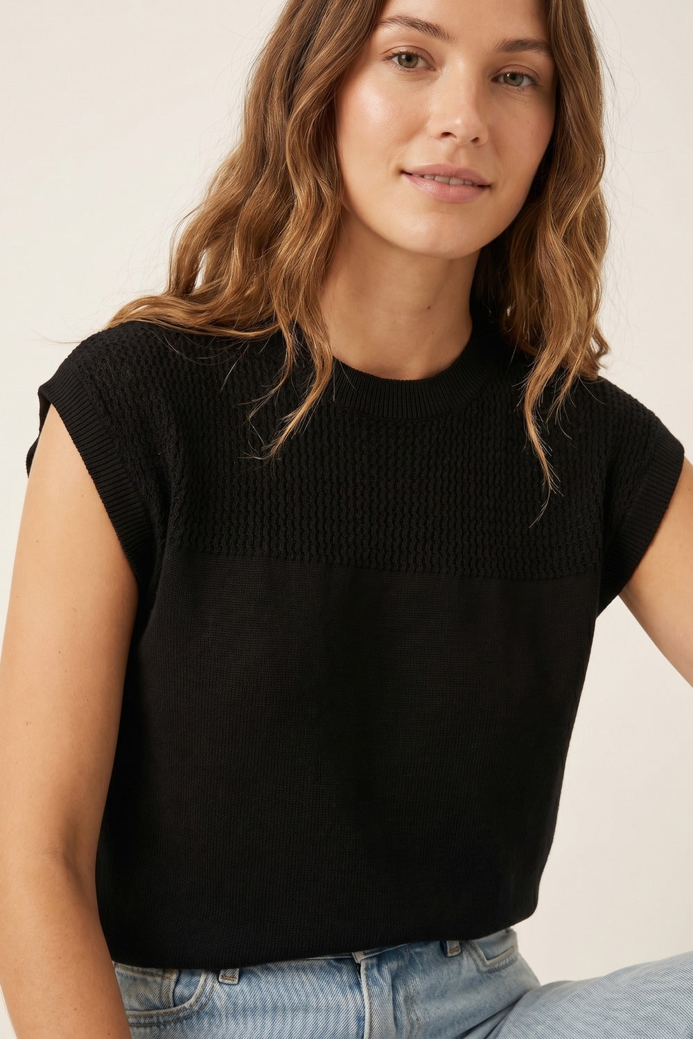 Blusa Preta de Malha com Detalhe Texturizado no Peito