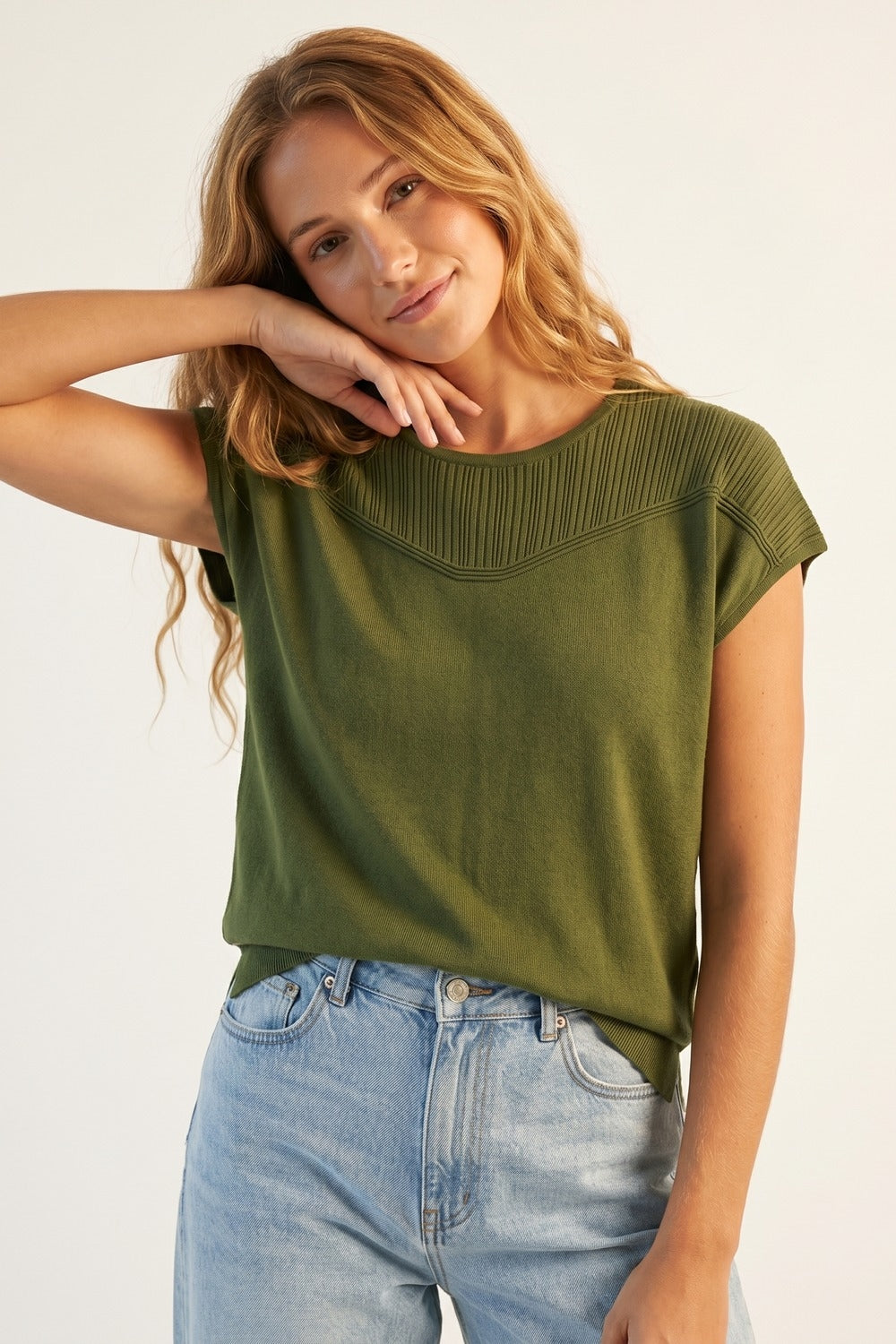 Camisola de manga comprida em malha verde-oliva com pormenores canelados