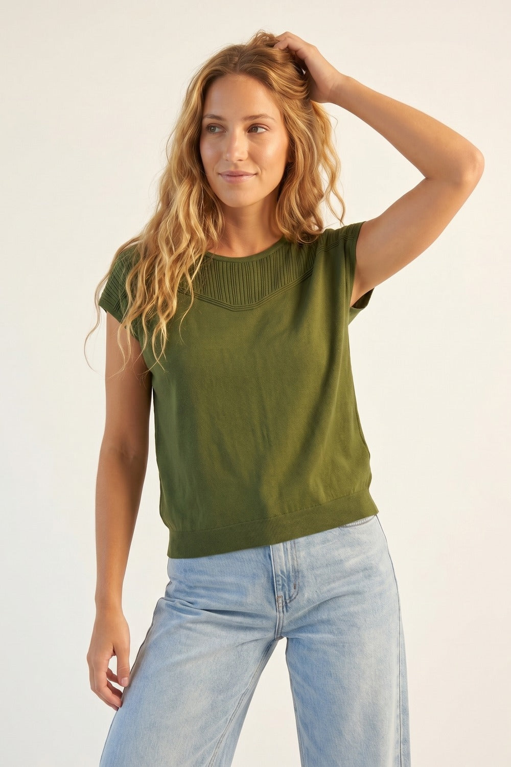 Camisola de manga comprida em malha verde-oliva com pormenores canelados