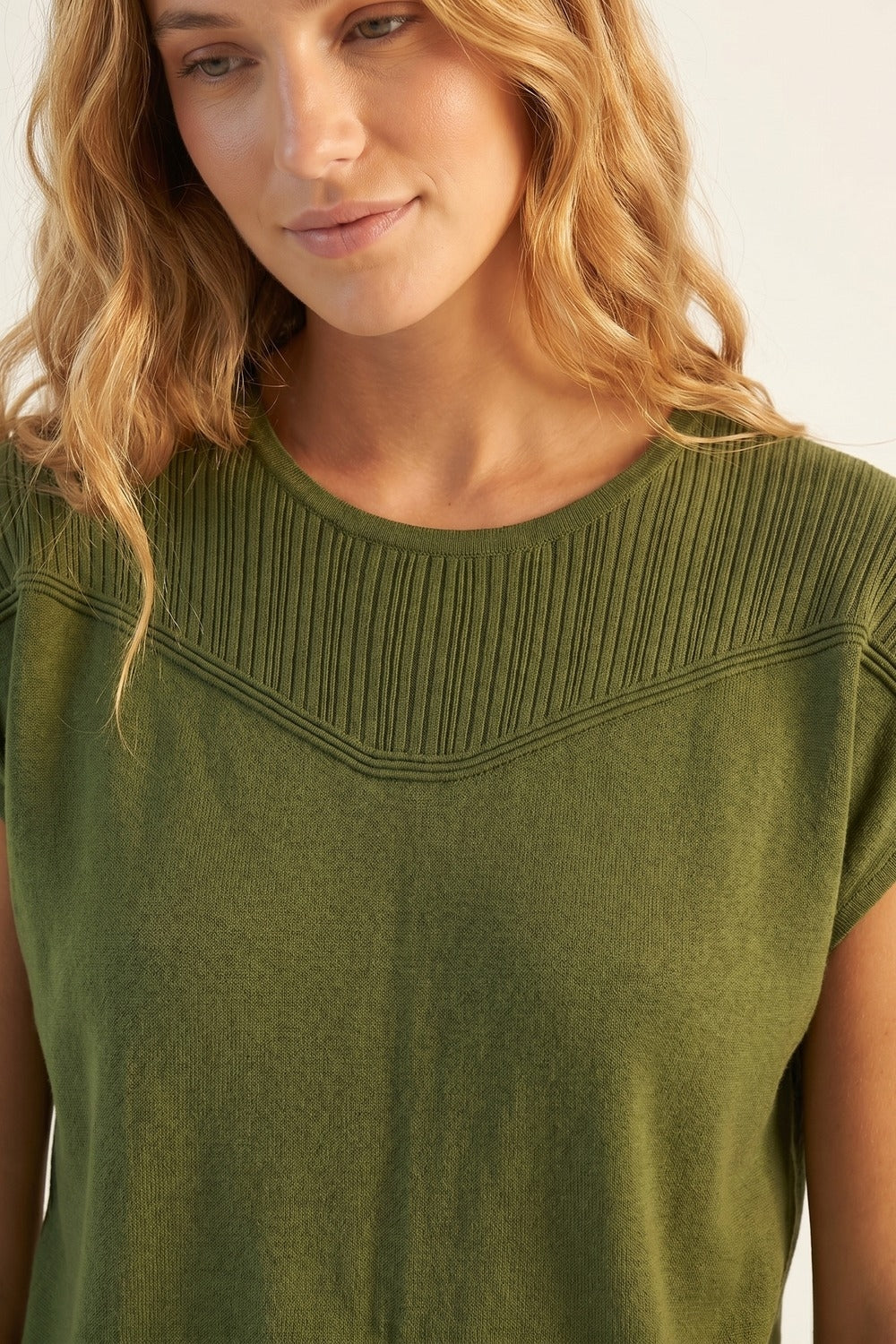 Camisola de manga comprida em malha verde-oliva com pormenores canelados