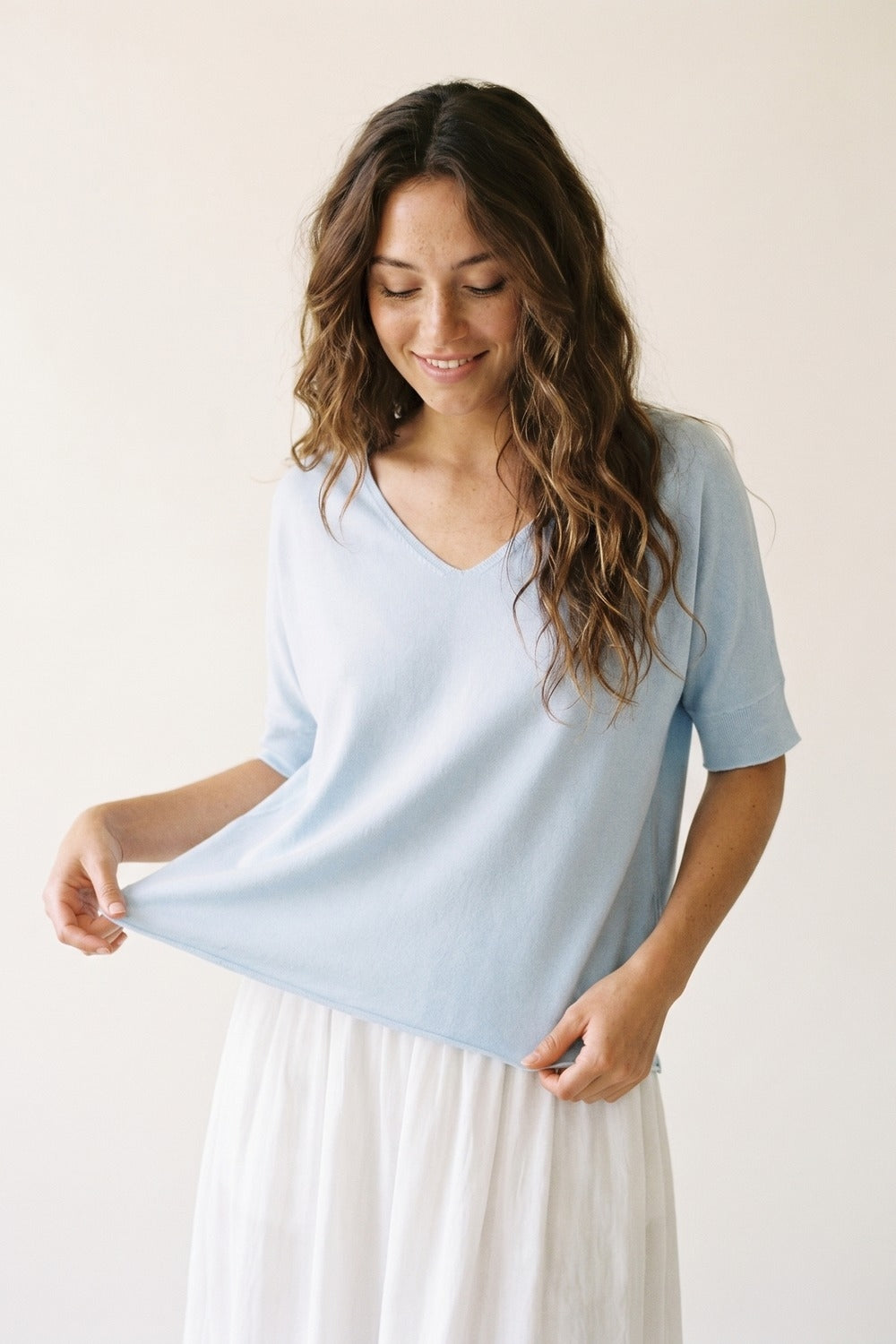 Camisola de manga curta com decote em V azul claro e descontraída
