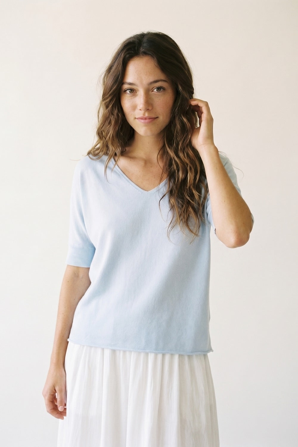 Camisola de manga curta com decote em V azul claro e descontraída