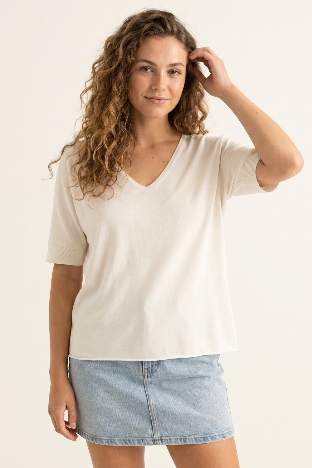 Camisola branca de manga curta com decote em V e ajuste descontraído