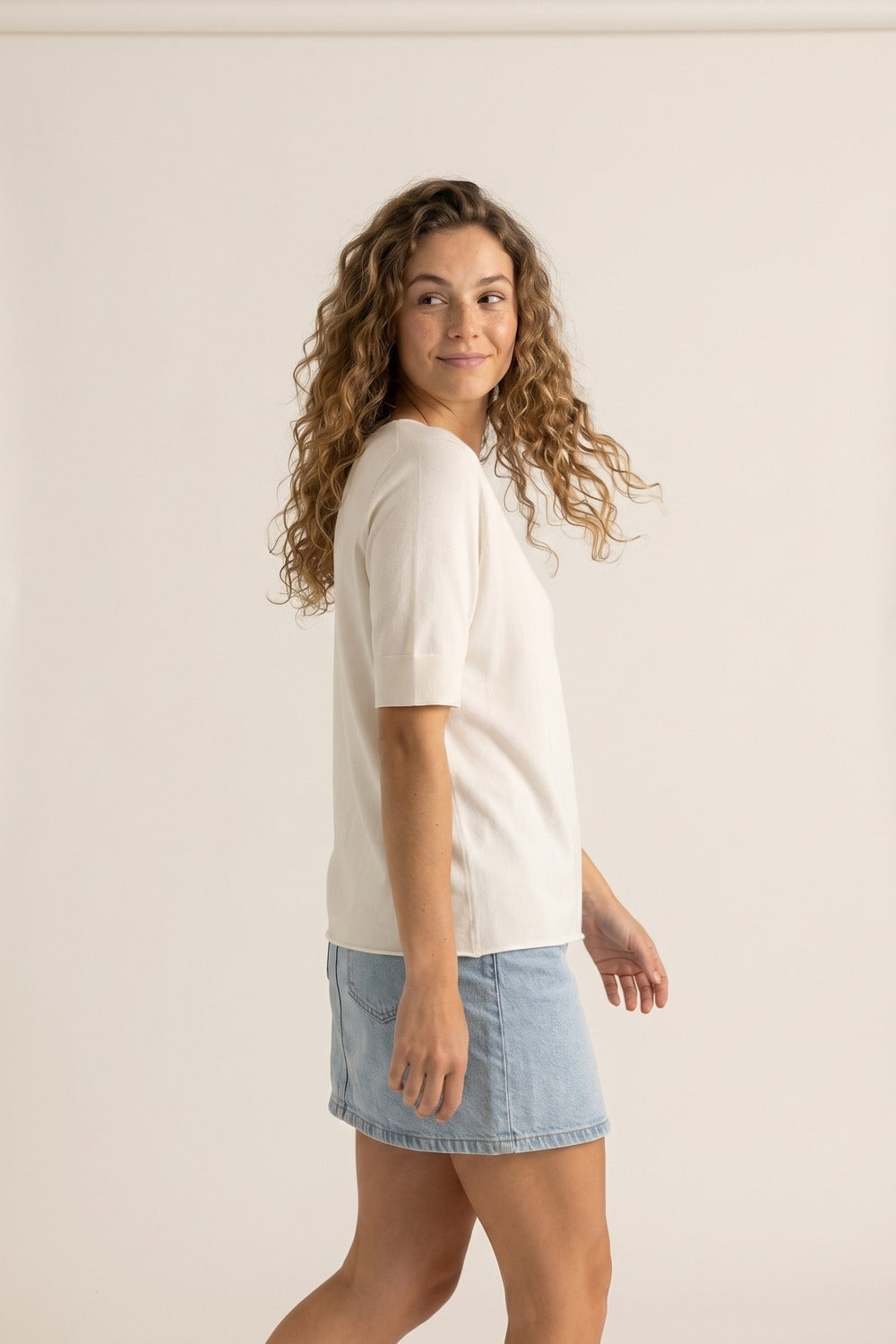 Camisola branca de manga curta com decote em V e ajuste descontraído