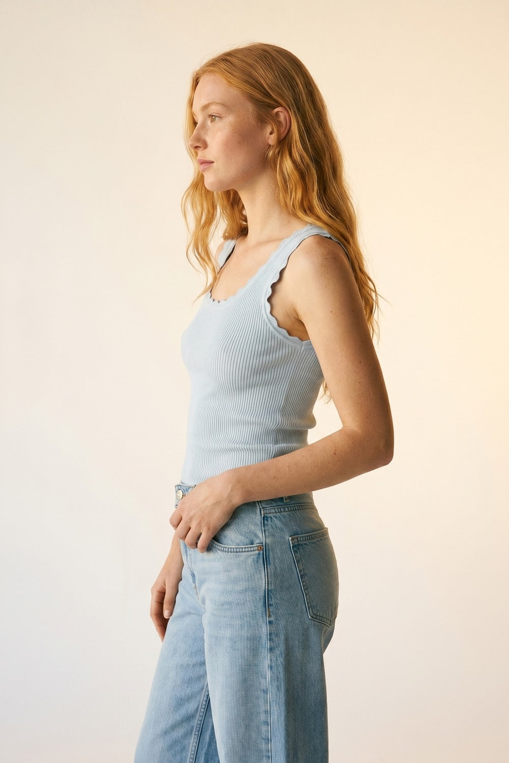 Camisola com nervuras azul-clara com rebordos recortados