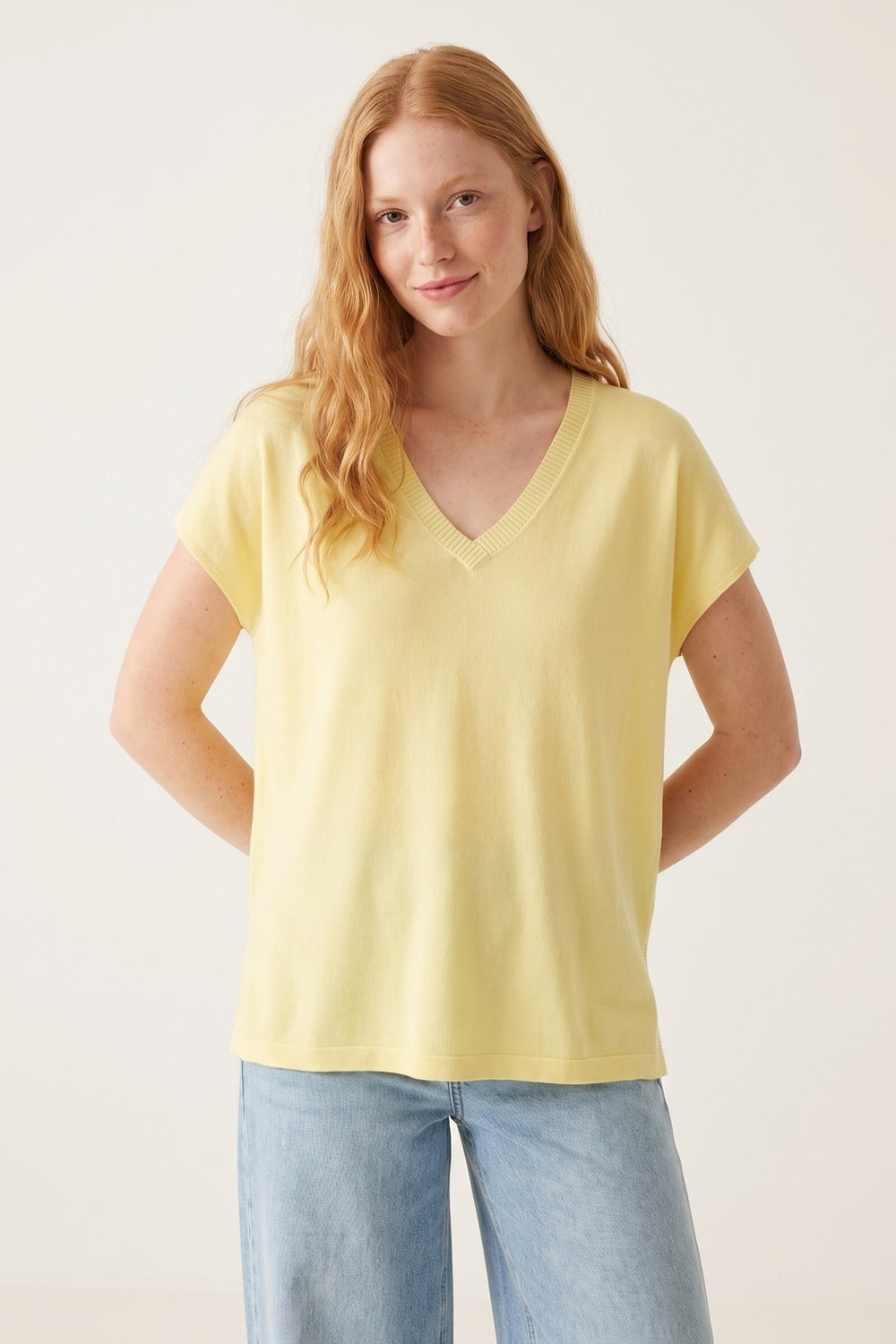 Camisola amarela com decote em V de ajuste descontraído e leve