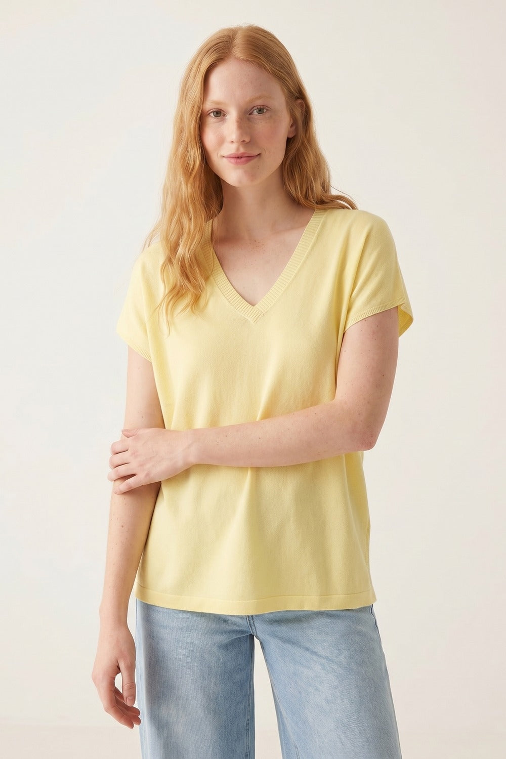 Camisola amarela com decote em V de ajuste descontraído e leve