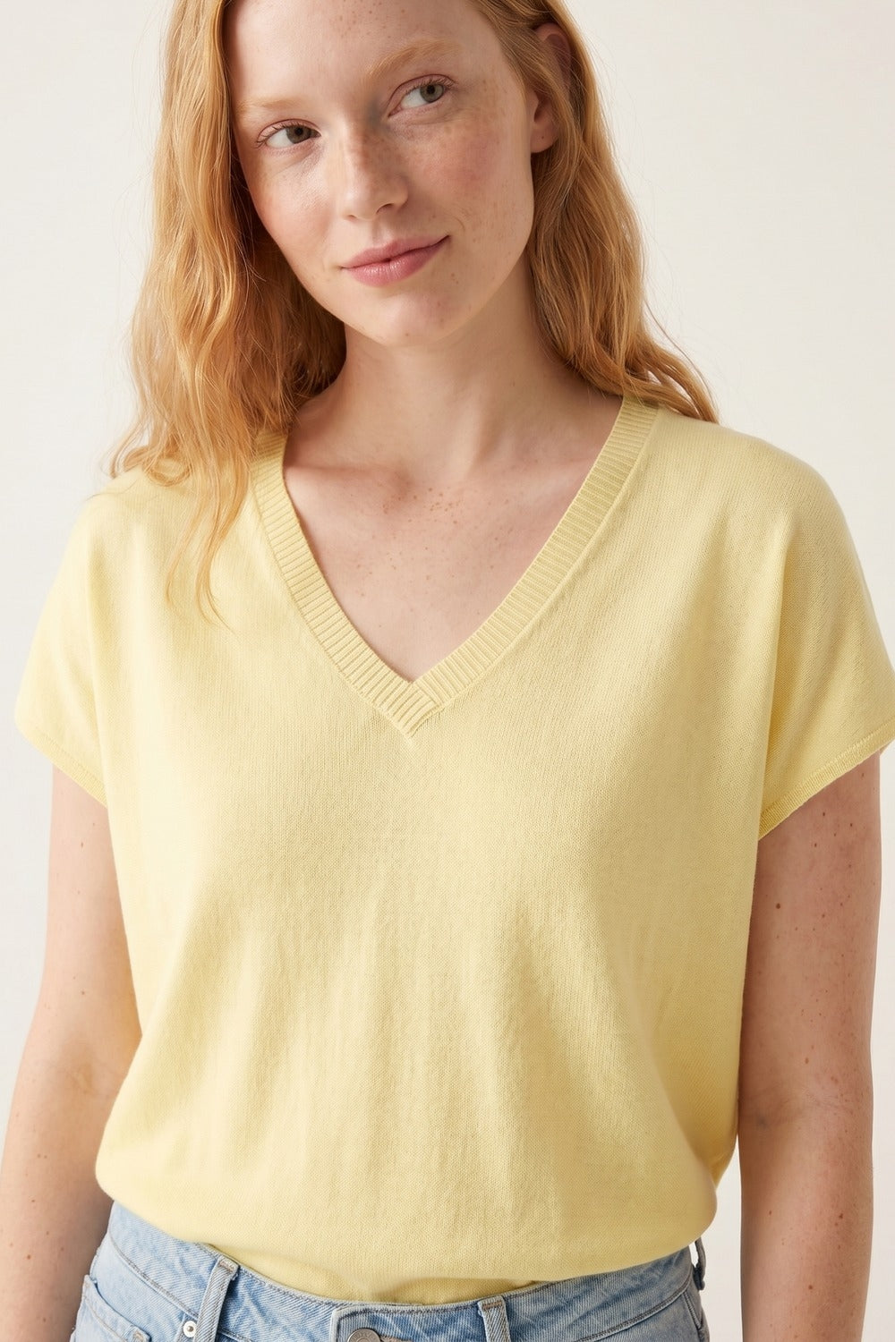 Camisola amarela com decote em V de ajuste descontraído e leve