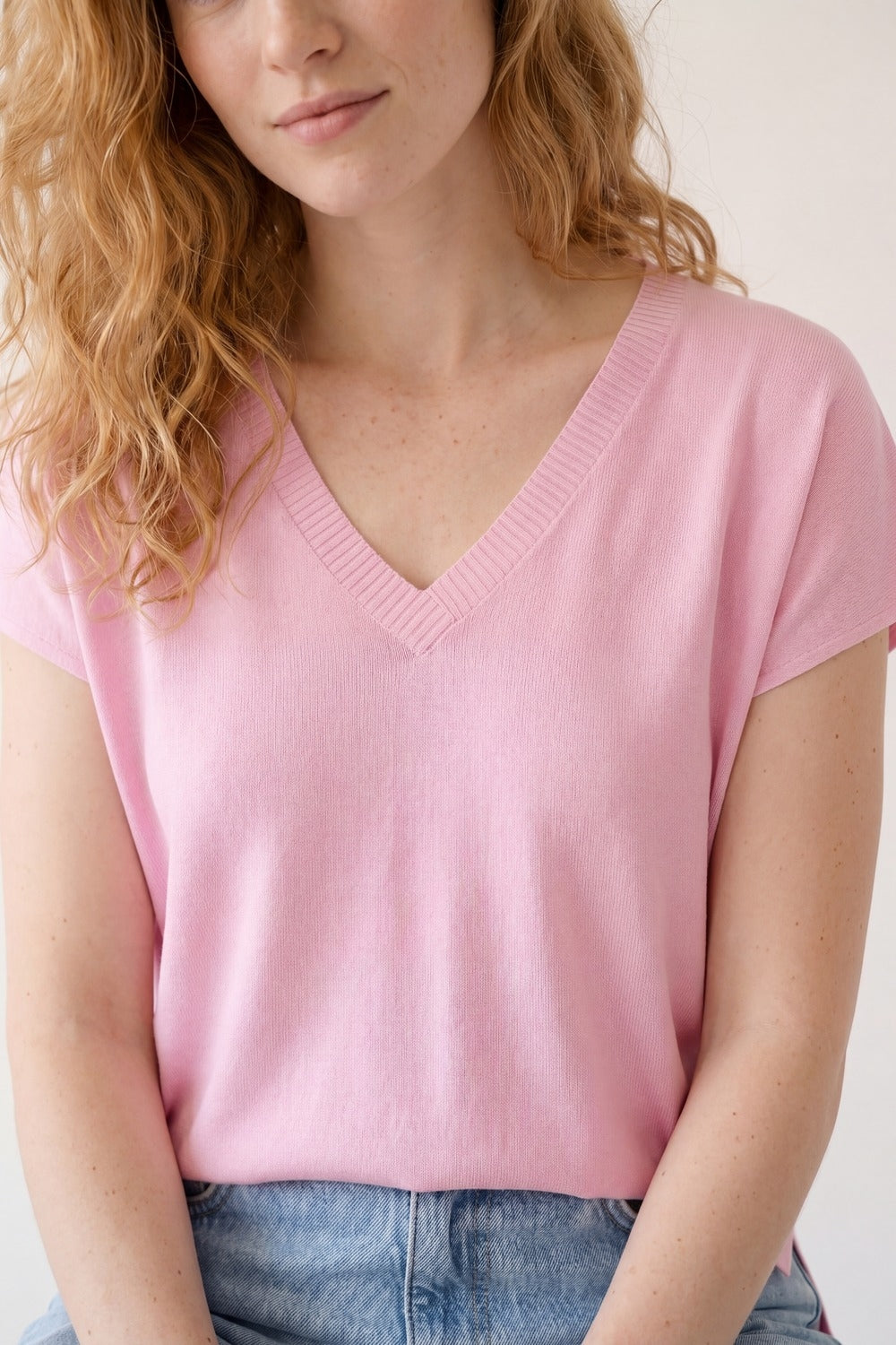 Camisola de malha com decote em V cor-de-rosa e ajuste descontraído