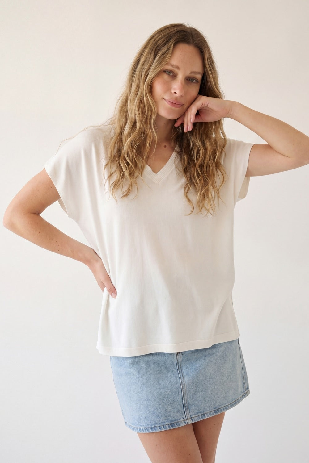 Camisola branca de manga curta com decote em V e corte descontraído