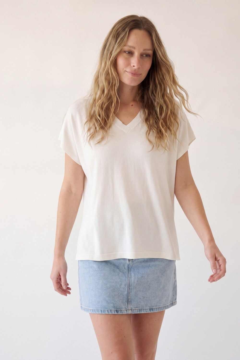 Camisola branca de manga curta com decote em V e corte descontraído