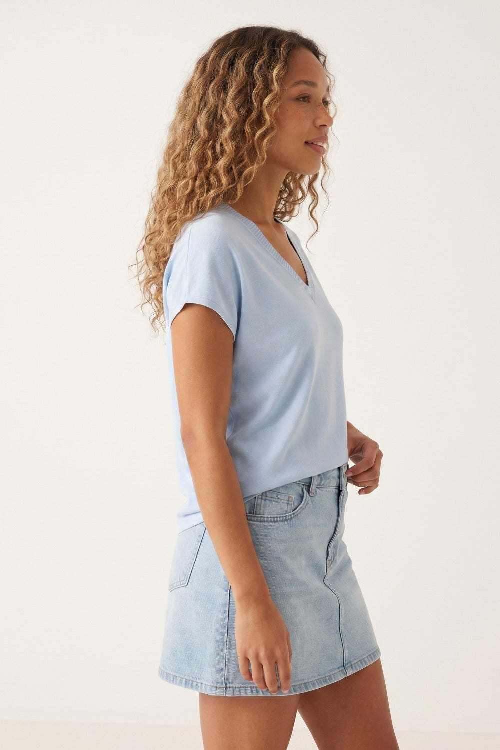 Camisola de malha com decote em V azul claro e corte descontraído