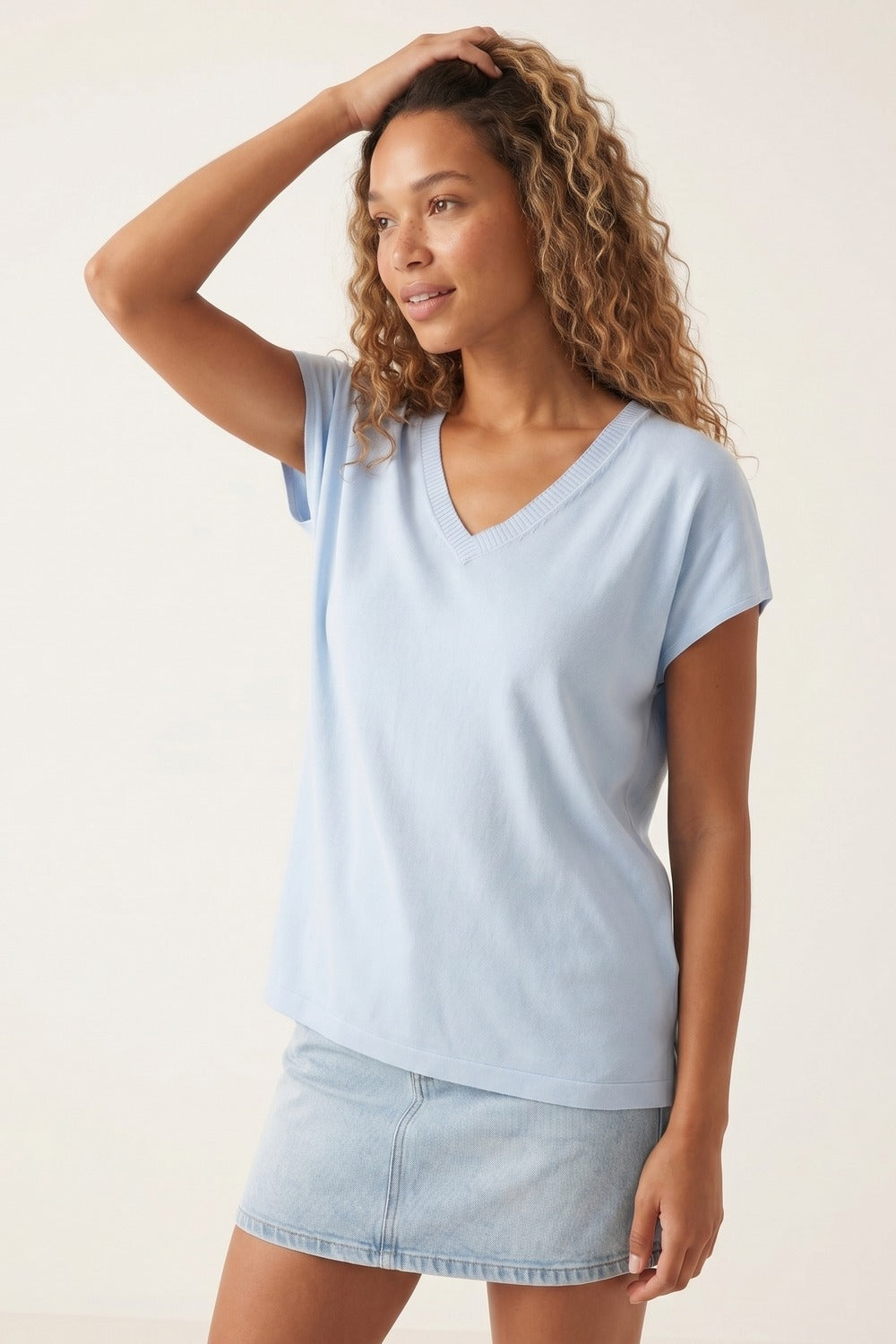 Camisola de malha com decote em V azul claro e corte descontraído