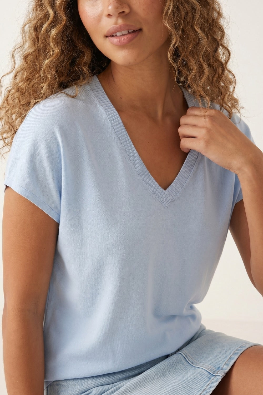Camisola de malha com decote em V azul claro e corte descontraído