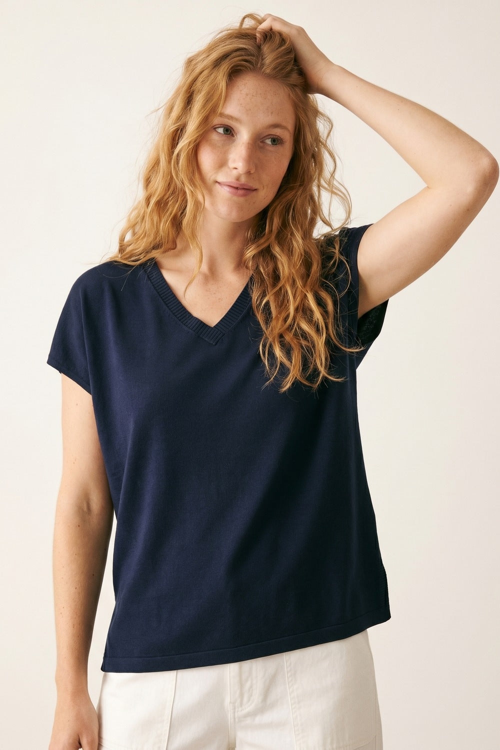 Camisola de malha de manga curta com decote em V azul-marinho