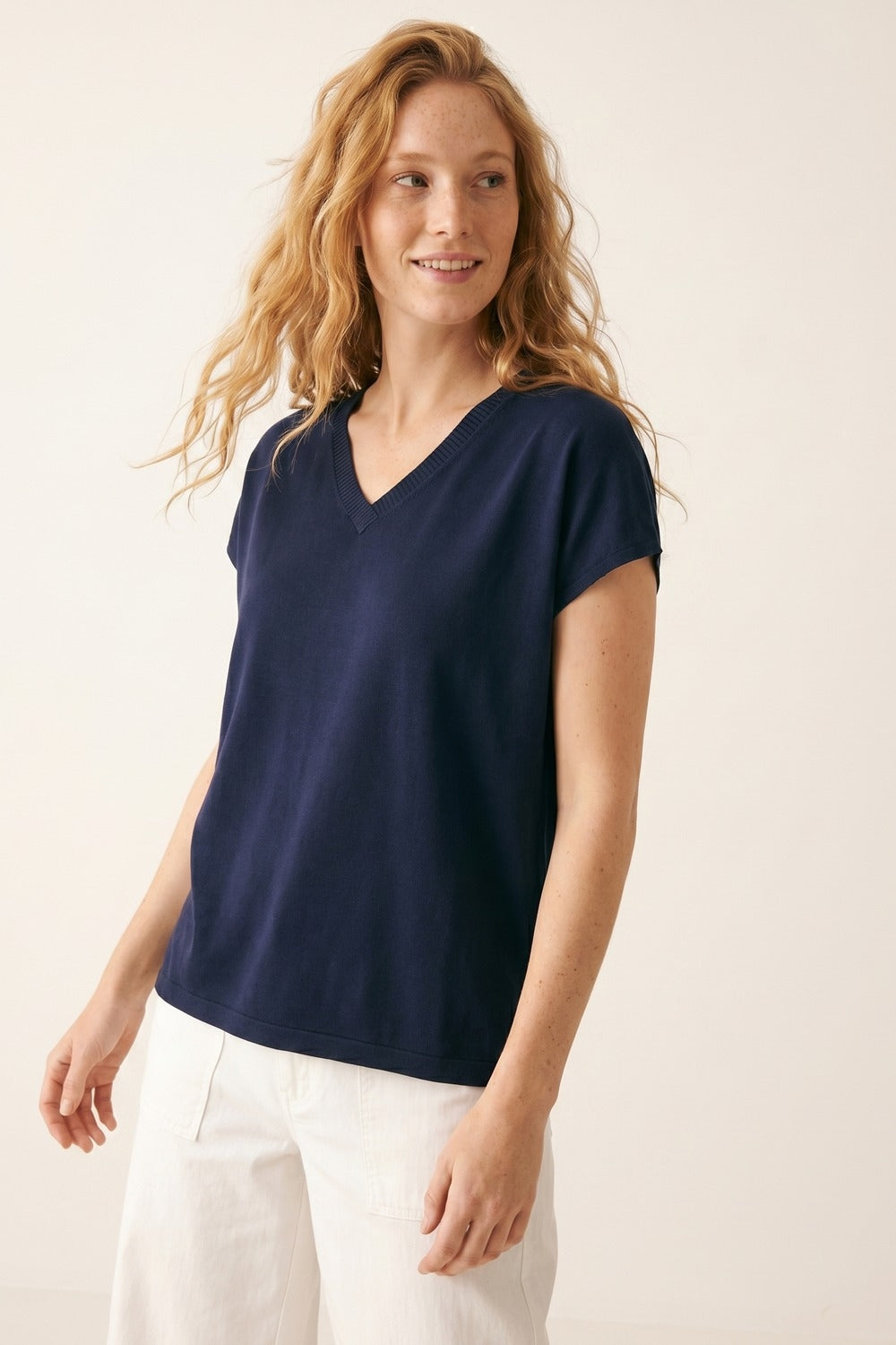 Camisola de malha de manga curta com decote em V azul-marinho