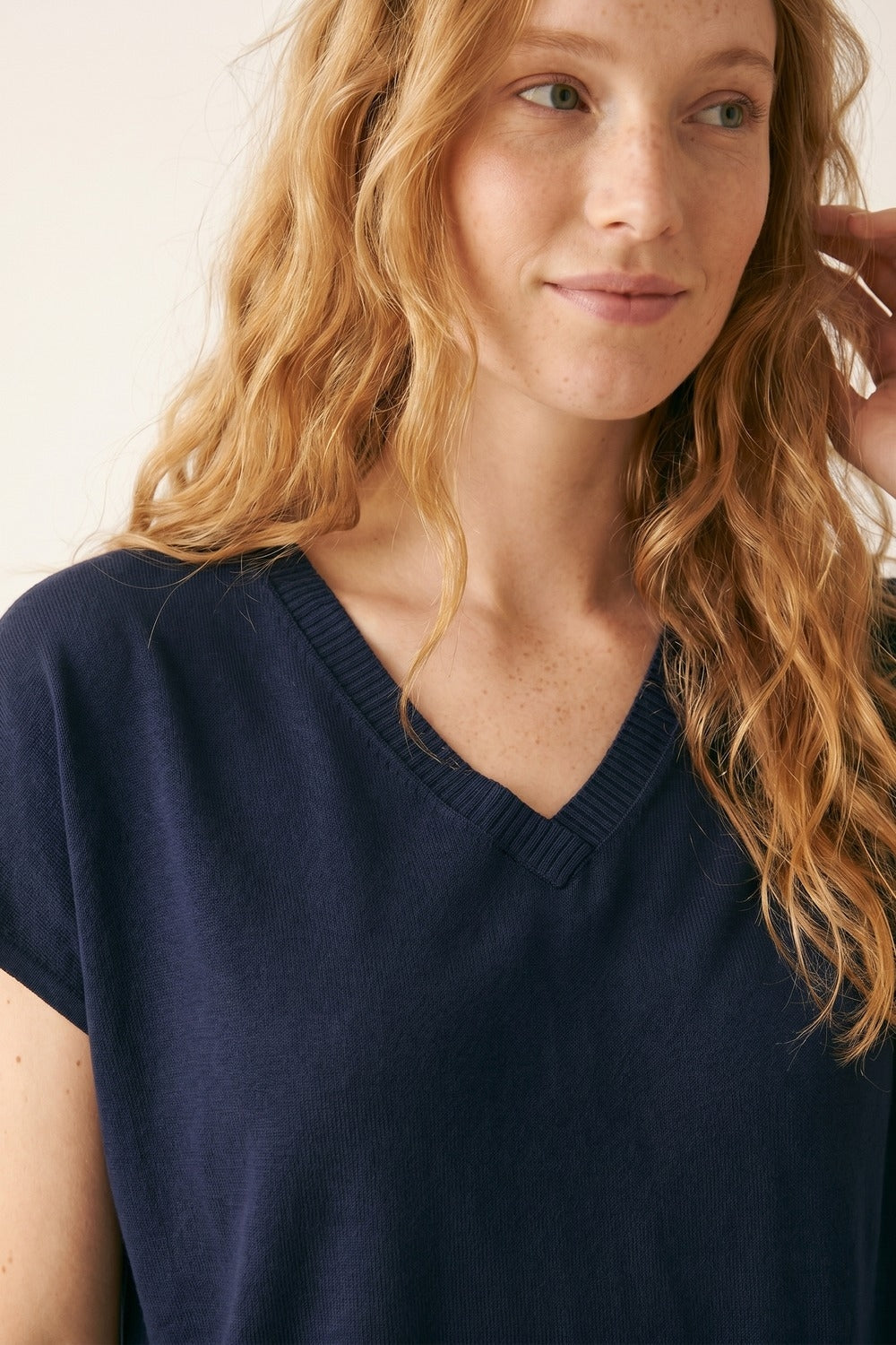Camisola de malha de manga curta com decote em V azul-marinho