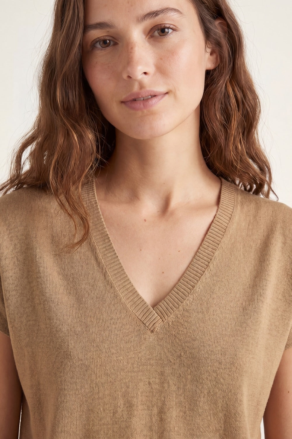 Camel Camisola de malha fina com decote em V e manga curta