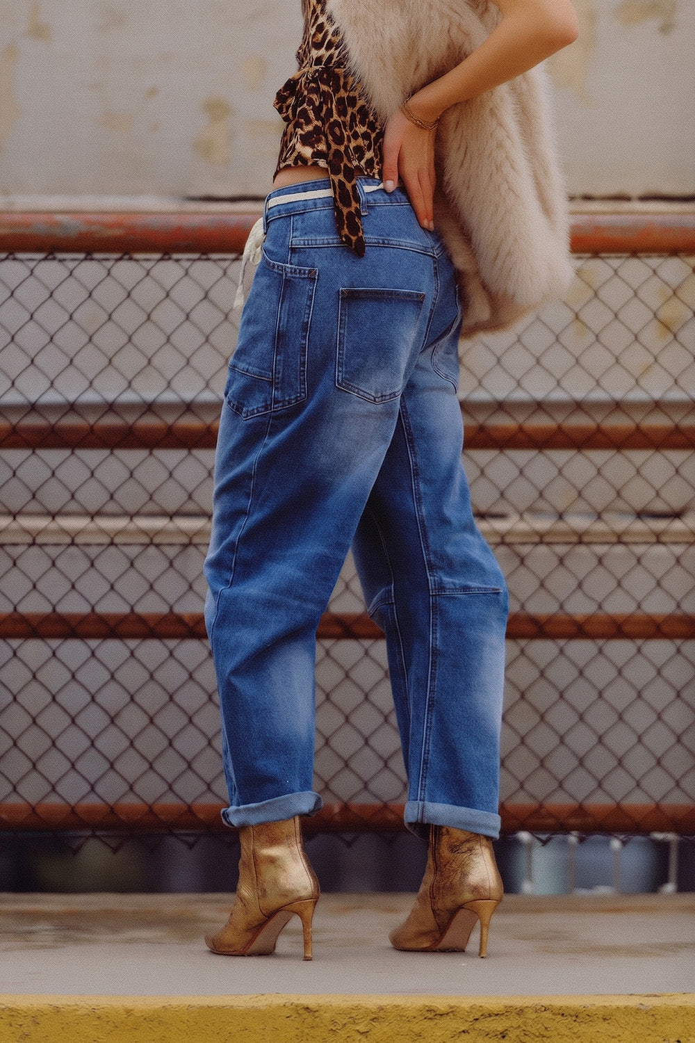Jeans Azul Médio Lavagem no Tornozelo com Perna Larga e Cinto