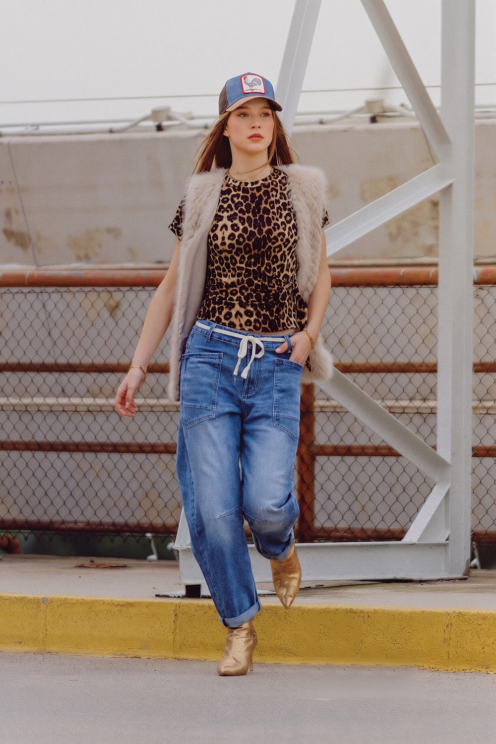 Jeans Azul Médio Lavagem no Tornozelo com Perna Larga e Cinto