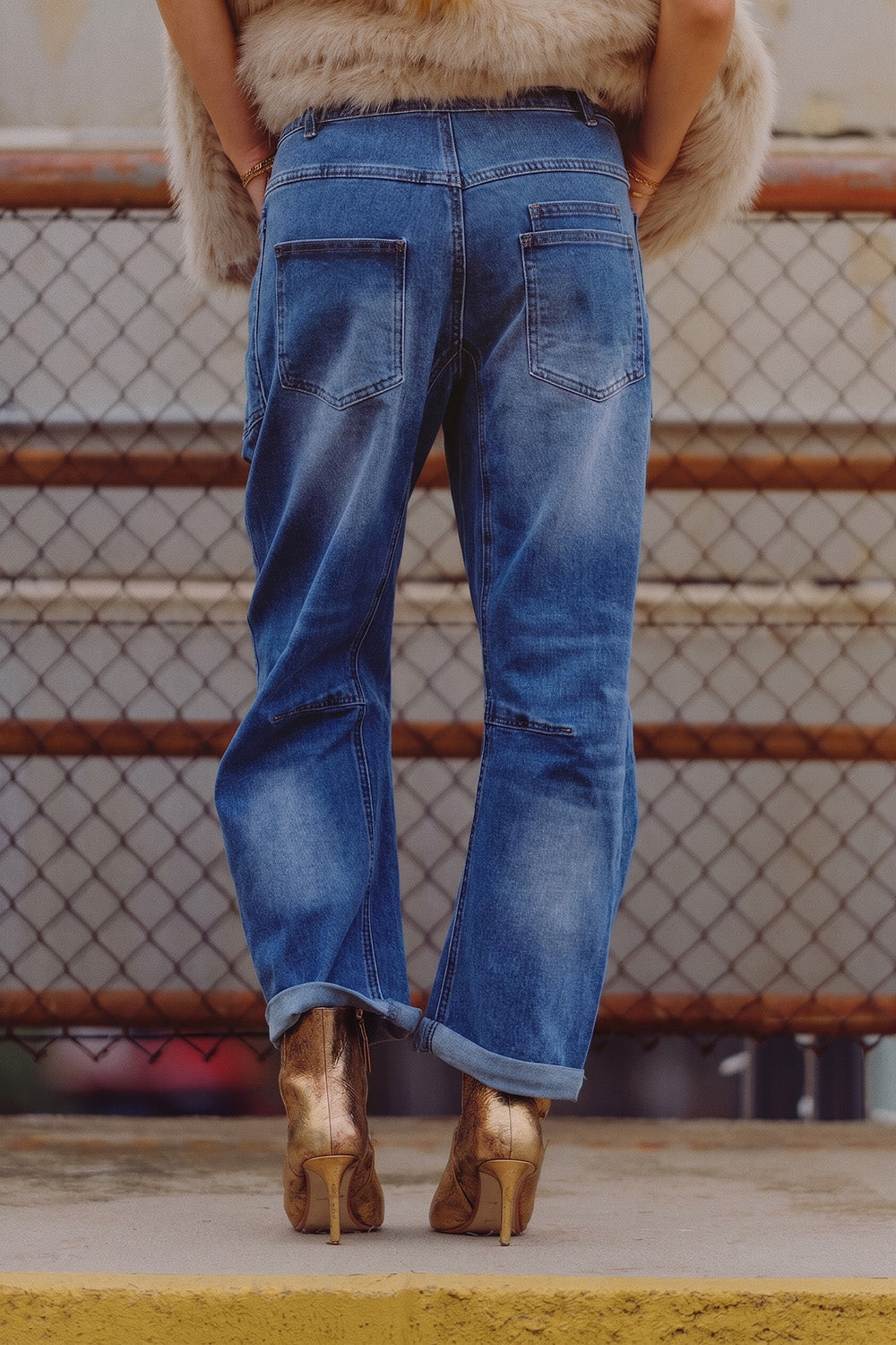 Jeans Azul Médio Lavagem no Tornozelo com Perna Larga e Cinto