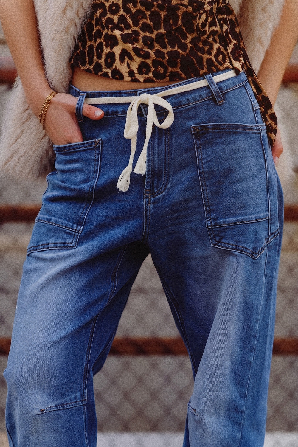 Jeans Azul Médio Lavagem no Tornozelo com Perna Larga e Cinto