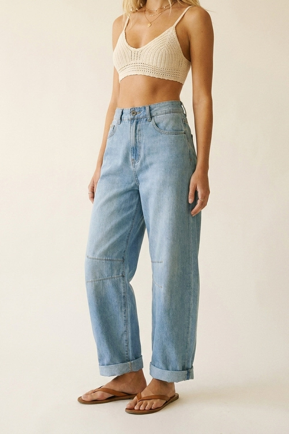 Jeans Barrel Lavagem Clara com Detalhe de Costura no Joelho