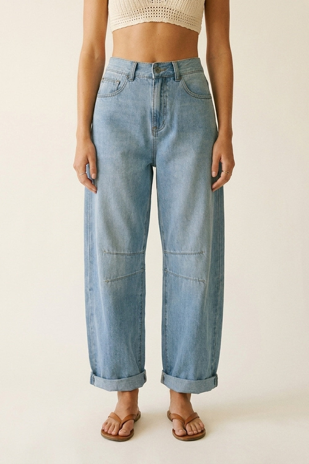 Jeans Barrel Lavagem Clara com Detalhe de Costura no Joelho