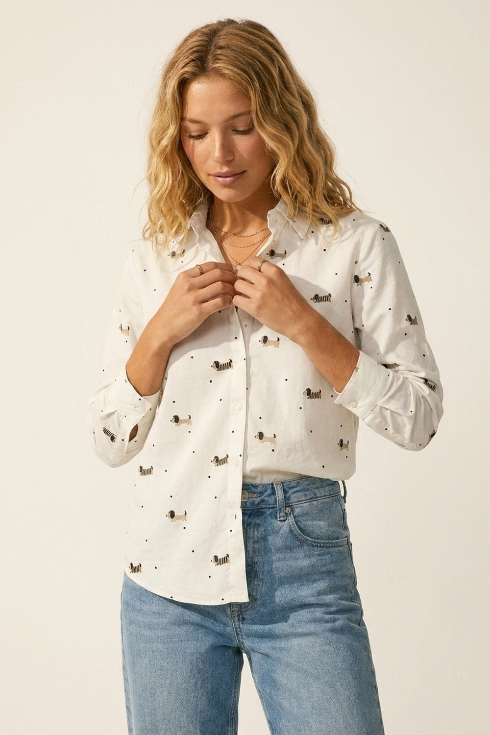 Camisa branca com botões e estampado de um cão brincalhão