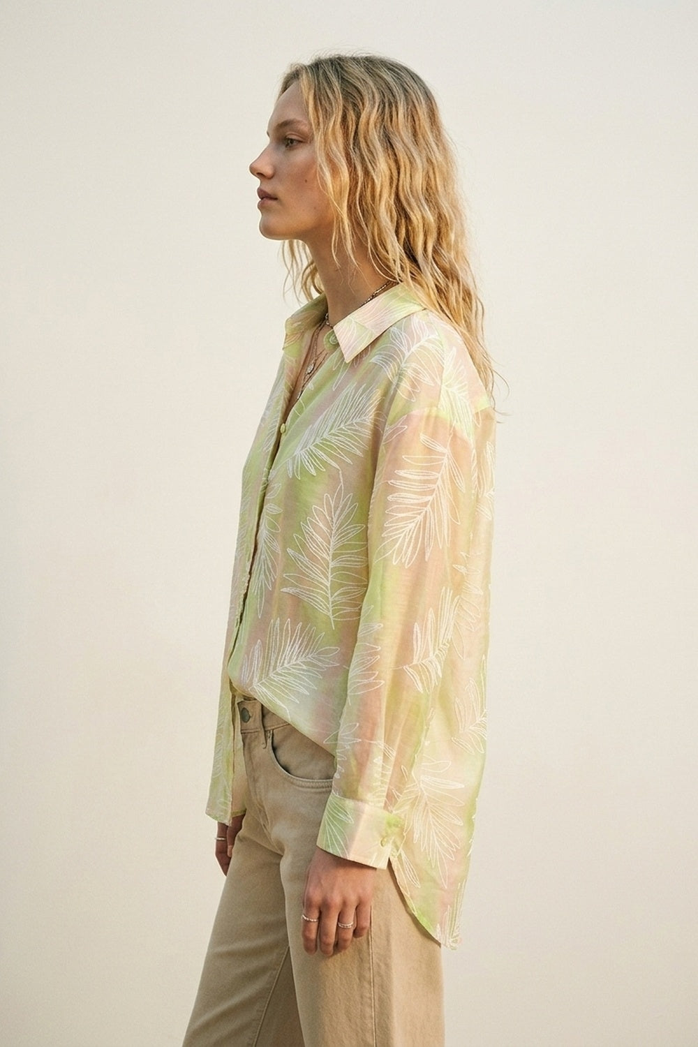 Camisa Verde com Estampa de Folhas Transparente com Tecido Translúcido