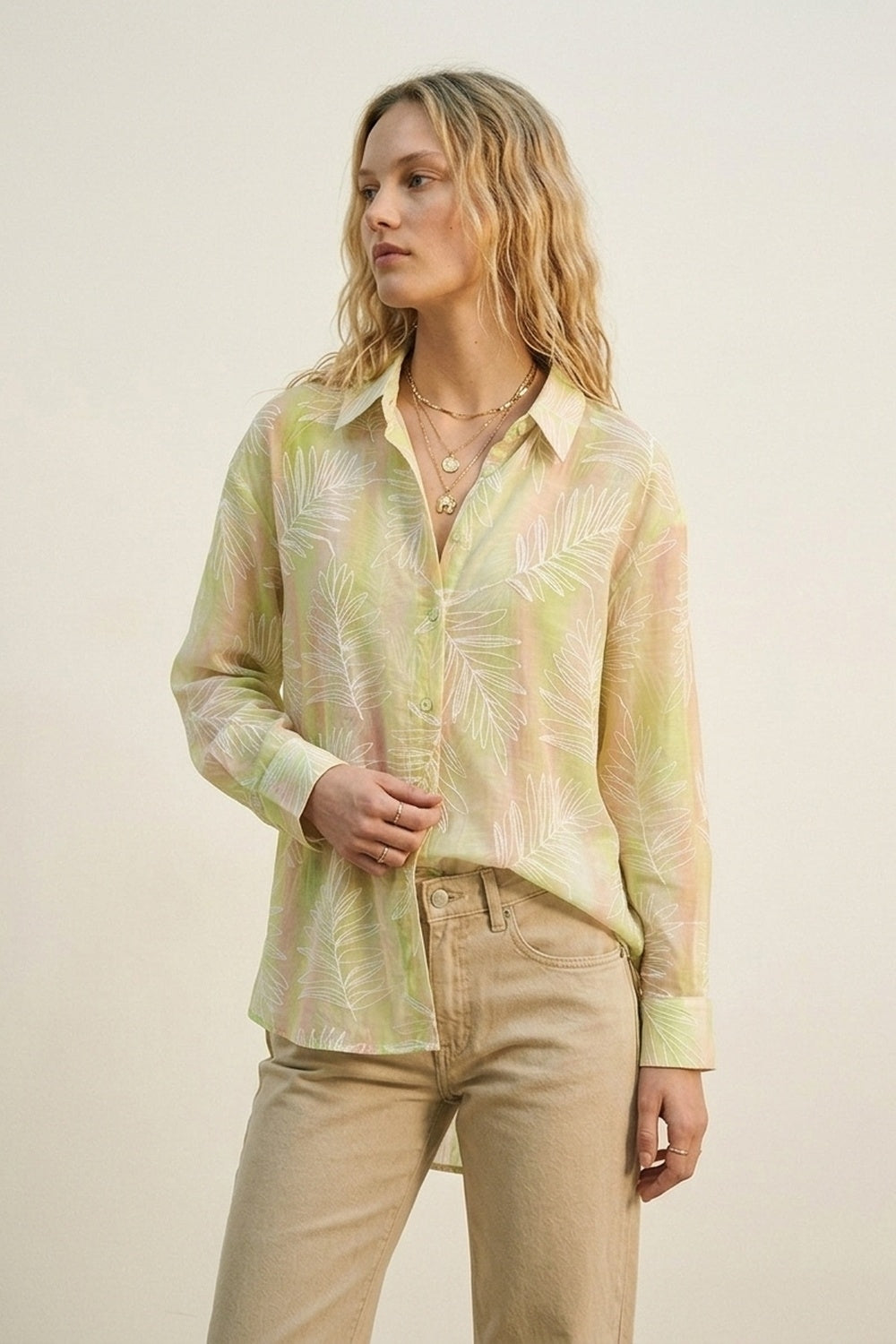 Camisa Verde com Estampa de Folhas Transparente com Tecido Translúcido