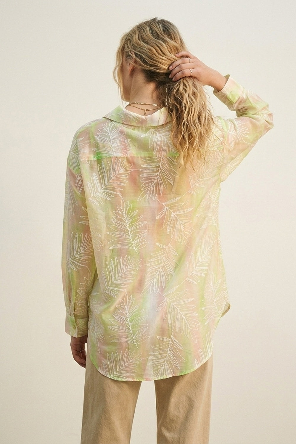 Camisa Verde com Estampa de Folhas Transparente com Tecido Translúcido