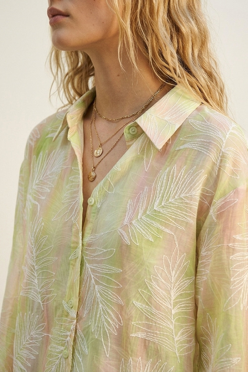 Camisa Verde com Estampa de Folhas Transparente com Tecido Translúcido