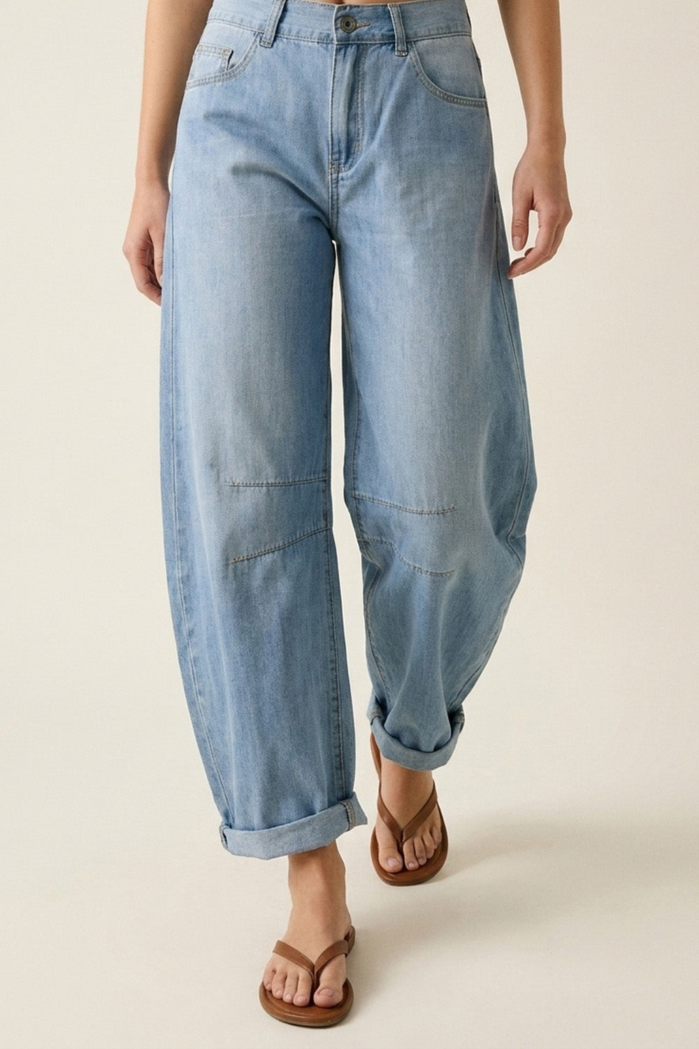 Jeans Barrel Lavagem Clara com Detalhe de Costura no Joelho
