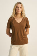 Camiseta marrom de malha macia e larga com decote em V em tecido de viscose