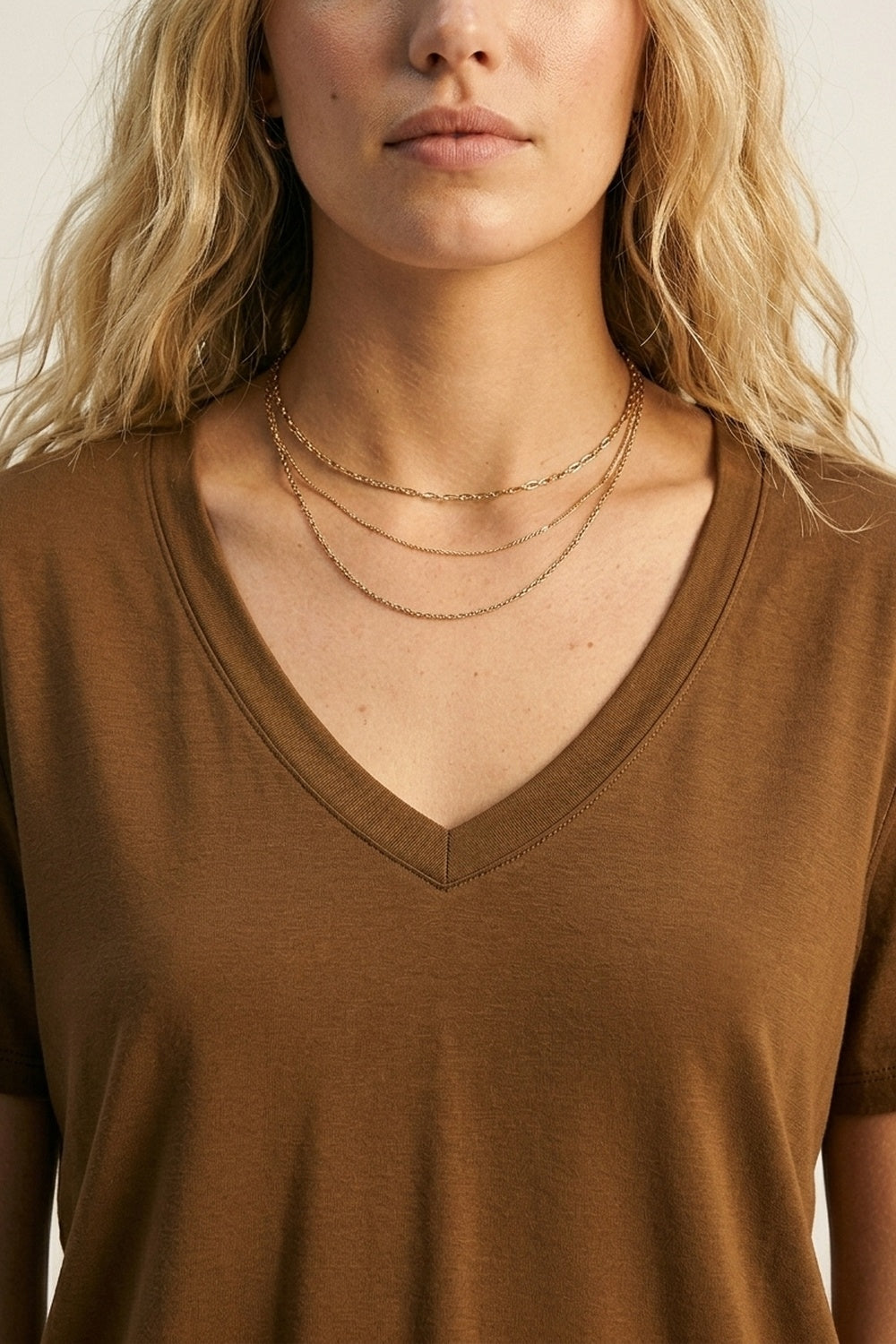 Camiseta marrom de malha macia e larga com decote em V em tecido de viscose