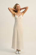 Vestido Slip Creme com Alças Ajustáveis e Decote em V