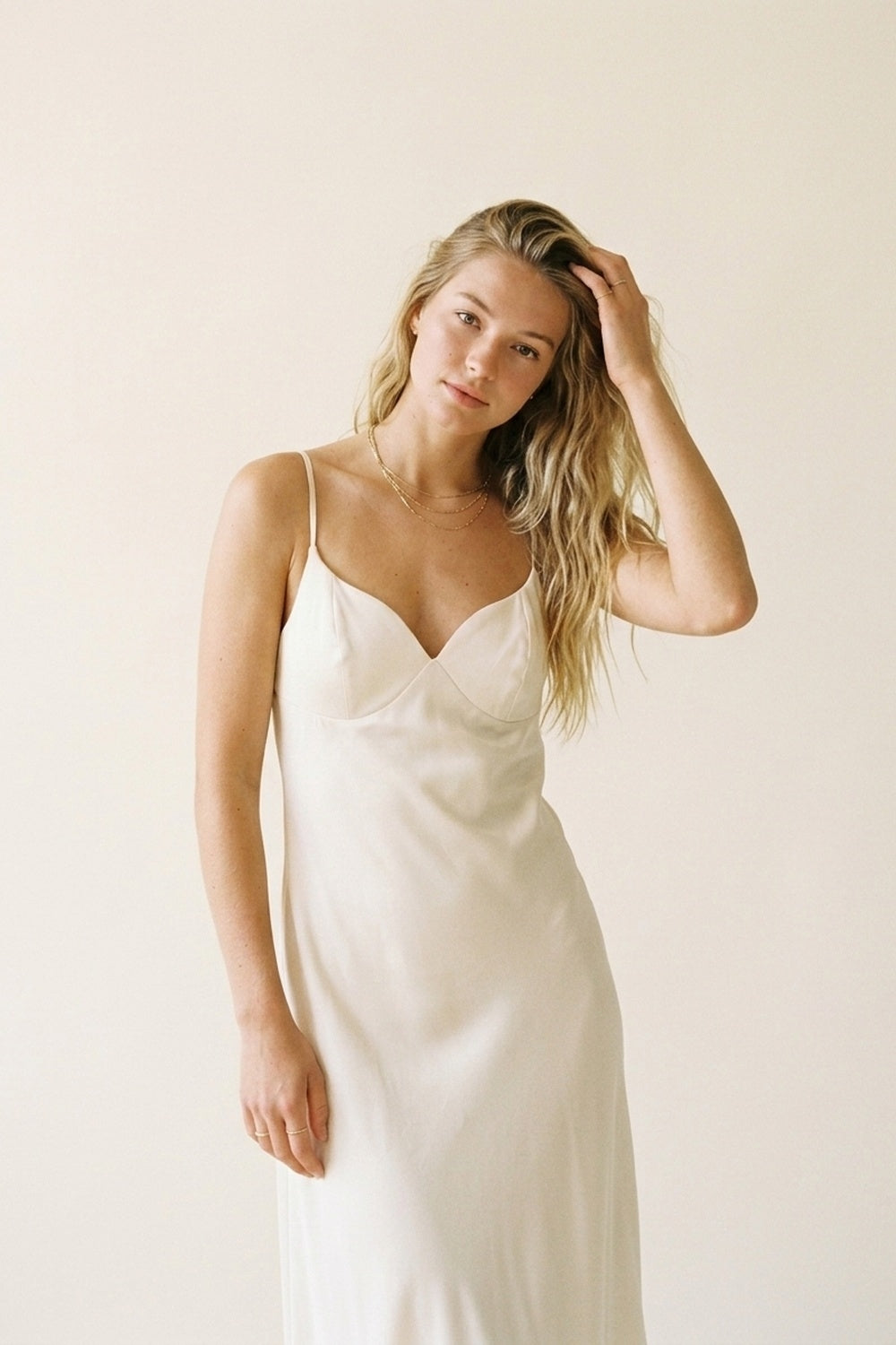 Vestido Slip Creme com Alças Ajustáveis e Decote em V