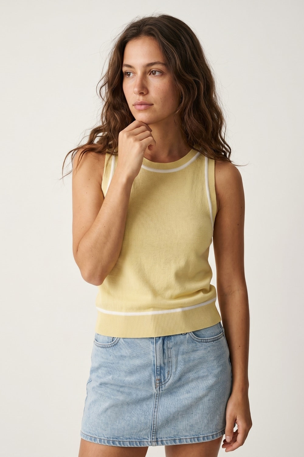 Top de malha sem mangas em amarelo manteiga com detalhes de linhas brancas