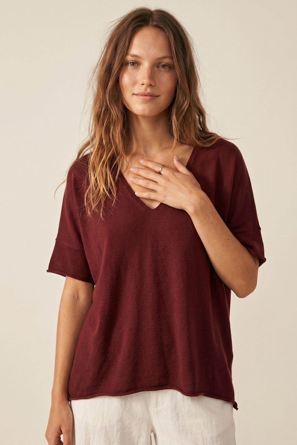 Borgonha Relaxed V-Neck Short Sleeve Knit Top