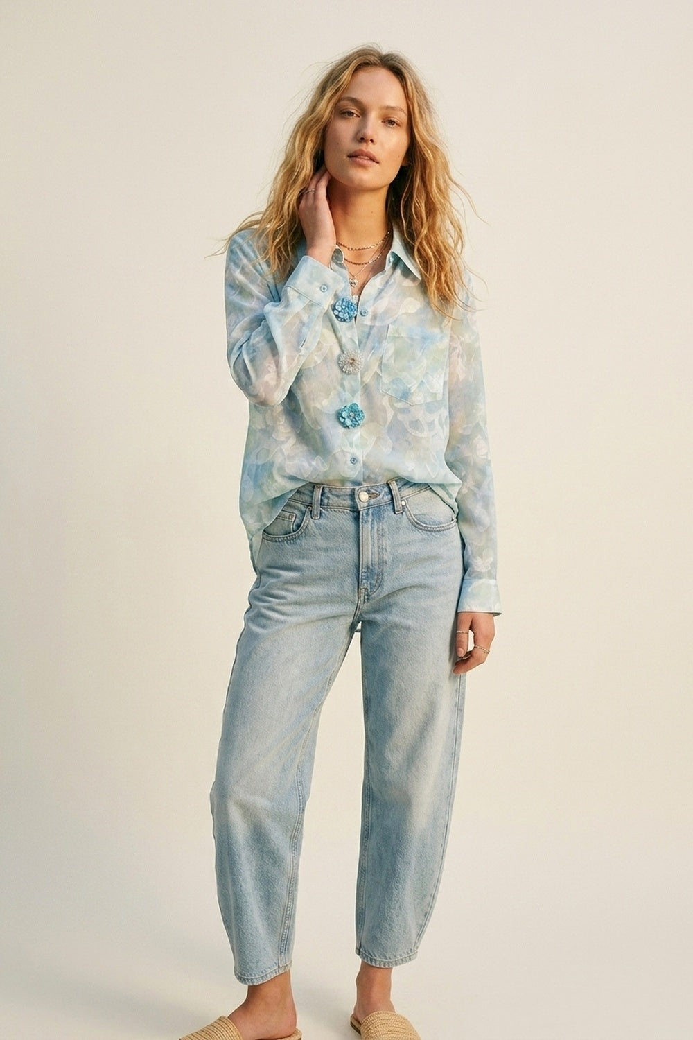 Camisa de chiffon leve com estampa floral e botões em azul claro