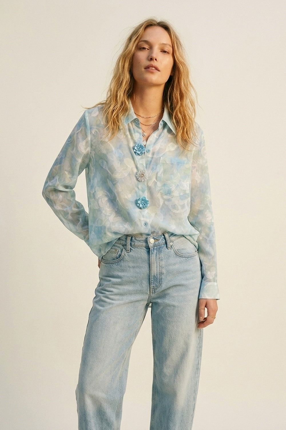Camisa de chiffon leve com estampa floral e botões em azul claro