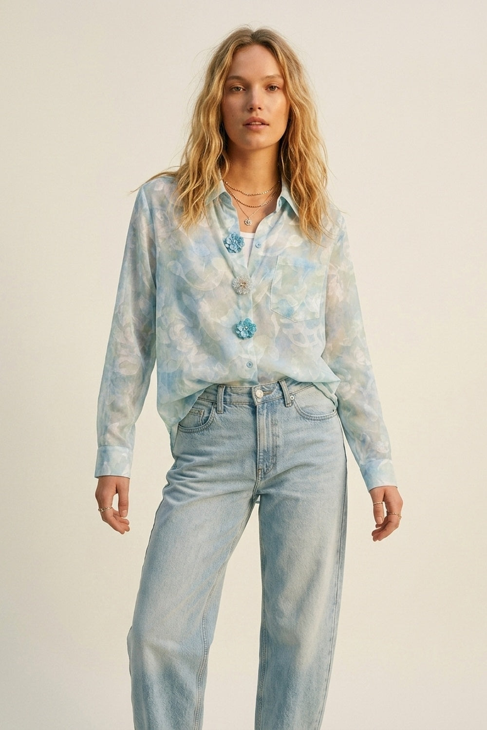 Camisa de chiffon leve com estampa floral e botões em azul claro