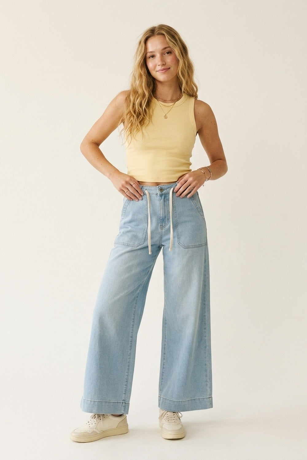 Calças de ganga azul claro de perna larga com cintura de cordão